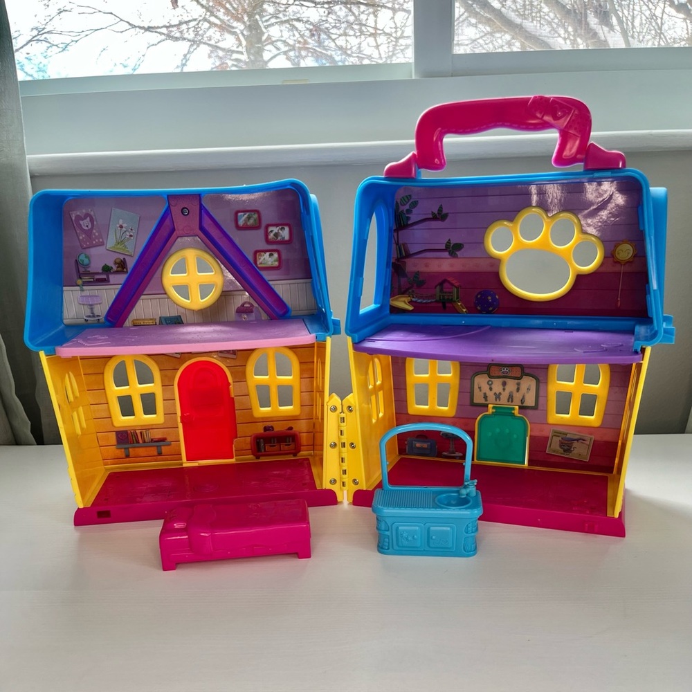 Disney Junior Doc Mcstuffins Folding Clinic Play House with Music - Picture 2 of 10